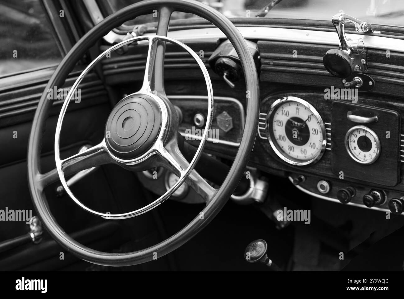 Cockpit nostalgique d'une vieille voiture classique, photographie noir et blanc Banque D'Images