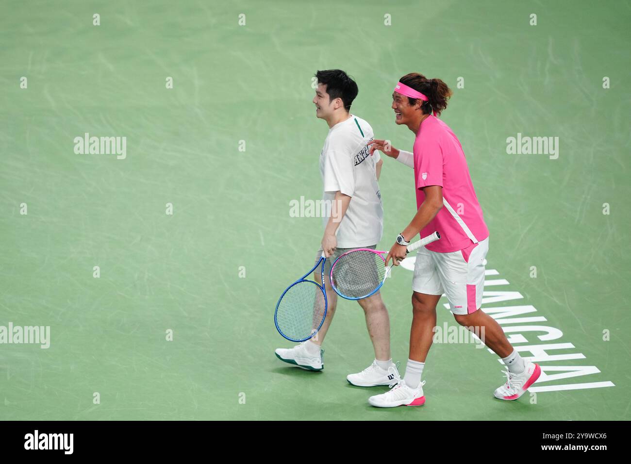 Shanghai, Chine. 11 octobre 2024. Le joueur de tennis chinois Zhang Zhizhen (à droite) et le joueur de tennis de table chinois Fan Zhendong sont vus lors de l'événement Roger Federer Fan Day au tournoi ATP World Tour Shanghai Masters à Shanghai, dans l'est de la Chine, 11 octobre 2024. Crédit : Xu Yanan/Xinhua/Alamy Live News Banque D'Images