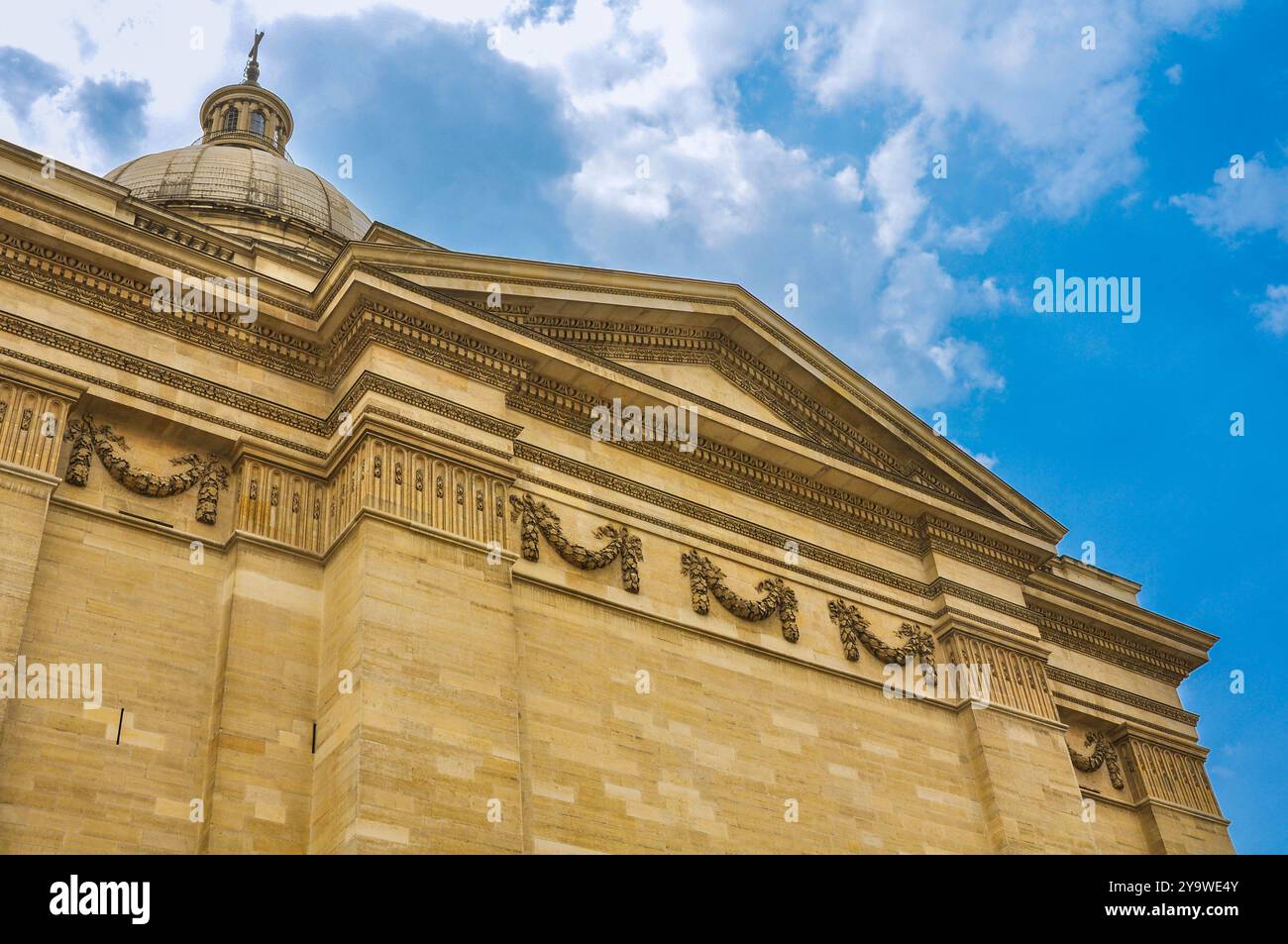 Splendeur parisienne : le majestueux Dôme du Panthéon avec les nuages de ciel bleu Banque D'Images