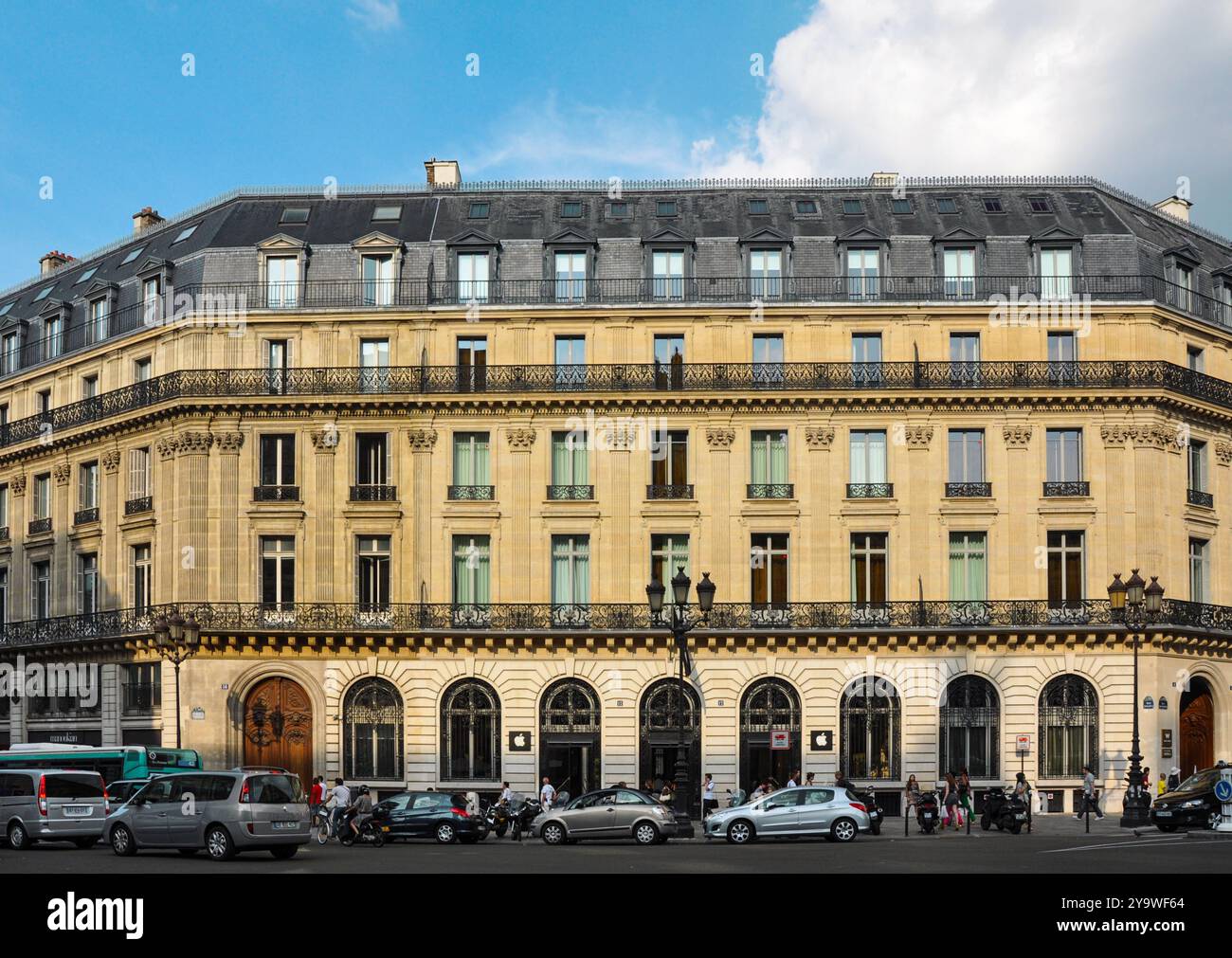 Prestige parisien : le paysage urbain raffiné de la ville lumière Banque D'Images