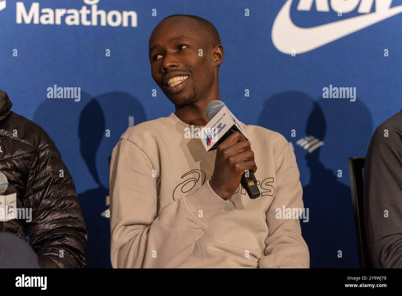 Chicago, États-Unis. 11 octobre 2024. Chicago, États-Unis, 11 octobre 2024 : John Korir, Kenya, parle aux médias lors de la conférence de presse du marathon de Chicago le vendredi 11 octobre 2024 au Hilton Chicago, Chicago, États-Unis. (PAS D'USAGE COMMERCIAL) (Shaina Benhiyoun/SPP) crédit : SPP Sport Press photo. /Alamy Live News Banque D'Images
