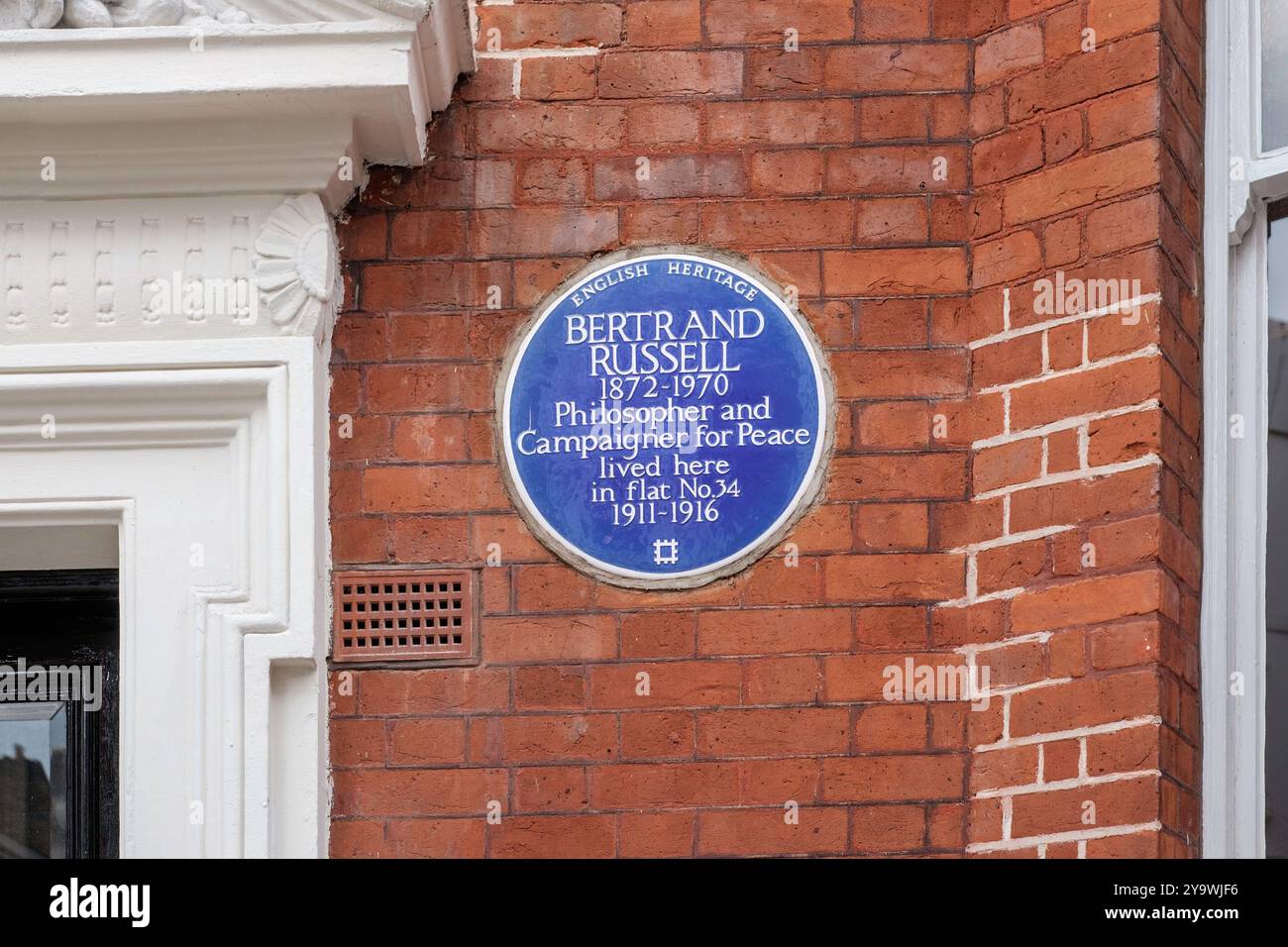 English Heritage plaque bleue à Bertrand Russell à Russell Chambers, Bury place, qui a vécu dans l'appartement 34 de 1911 à 1916. Londres WC1. ROYAUME-UNI Banque D'Images