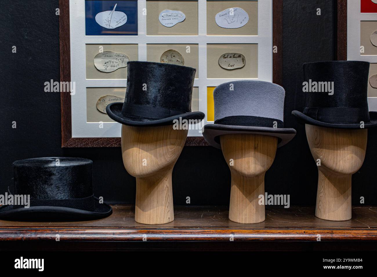 Verrou et code Chapeaux à Londres, affichage des chapeaux supérieurs Banque D'Images