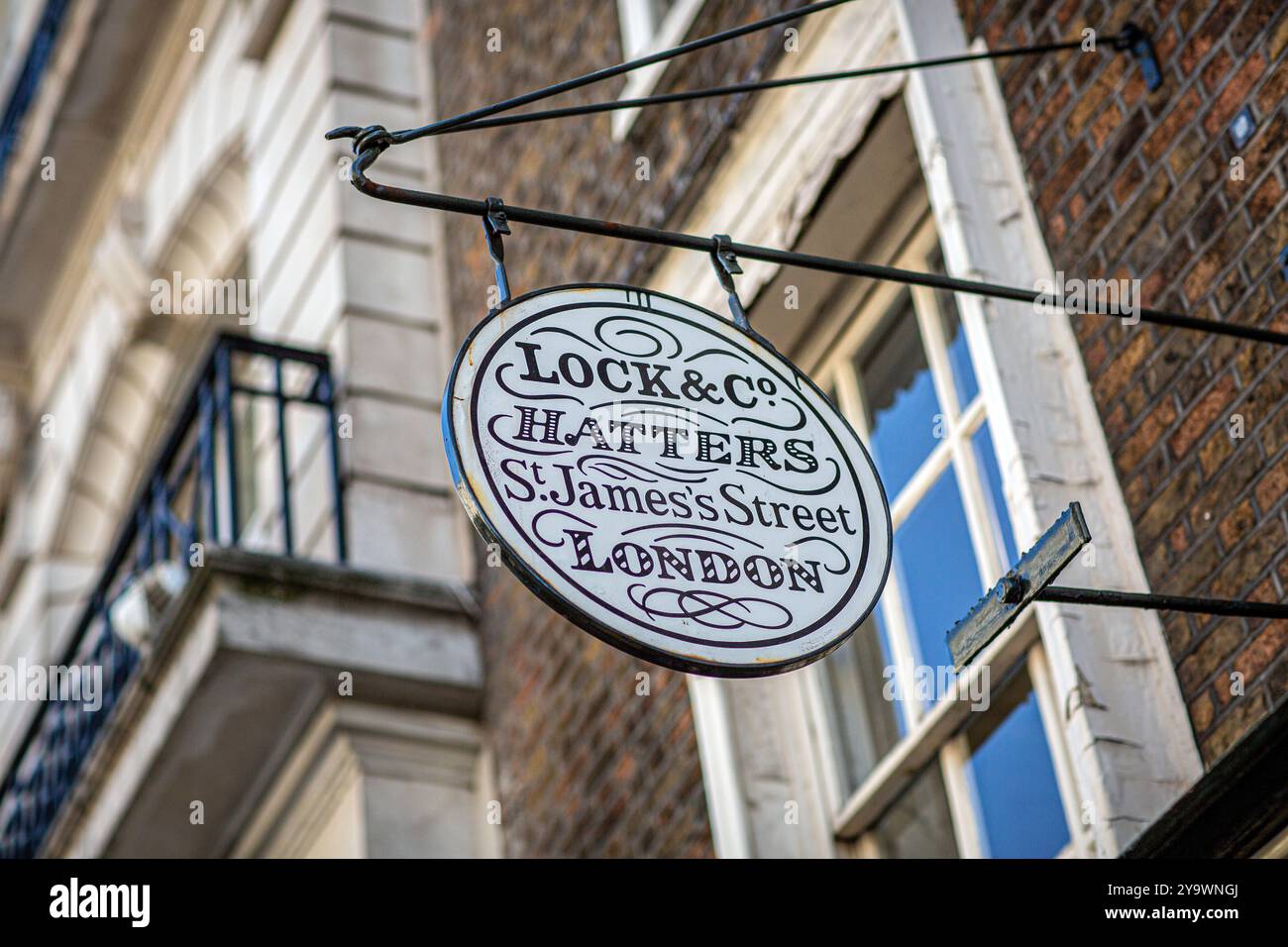 Londres, St James's Lock & Co Hatters panneau dans St James's Street Banque D'Images