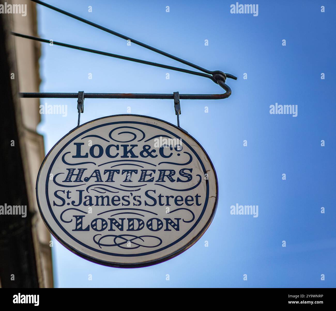 Londres, St James's Lock & Co Hatters panneau dans St James's Street Banque D'Images
