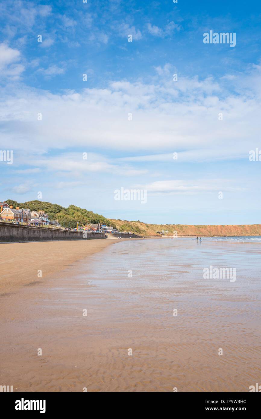 La plage de sable et la digue de la ville balnéaire de Filey, North Yorkshire, Angleterre, Royaume-Uni, à marée basse. Banque D'Images