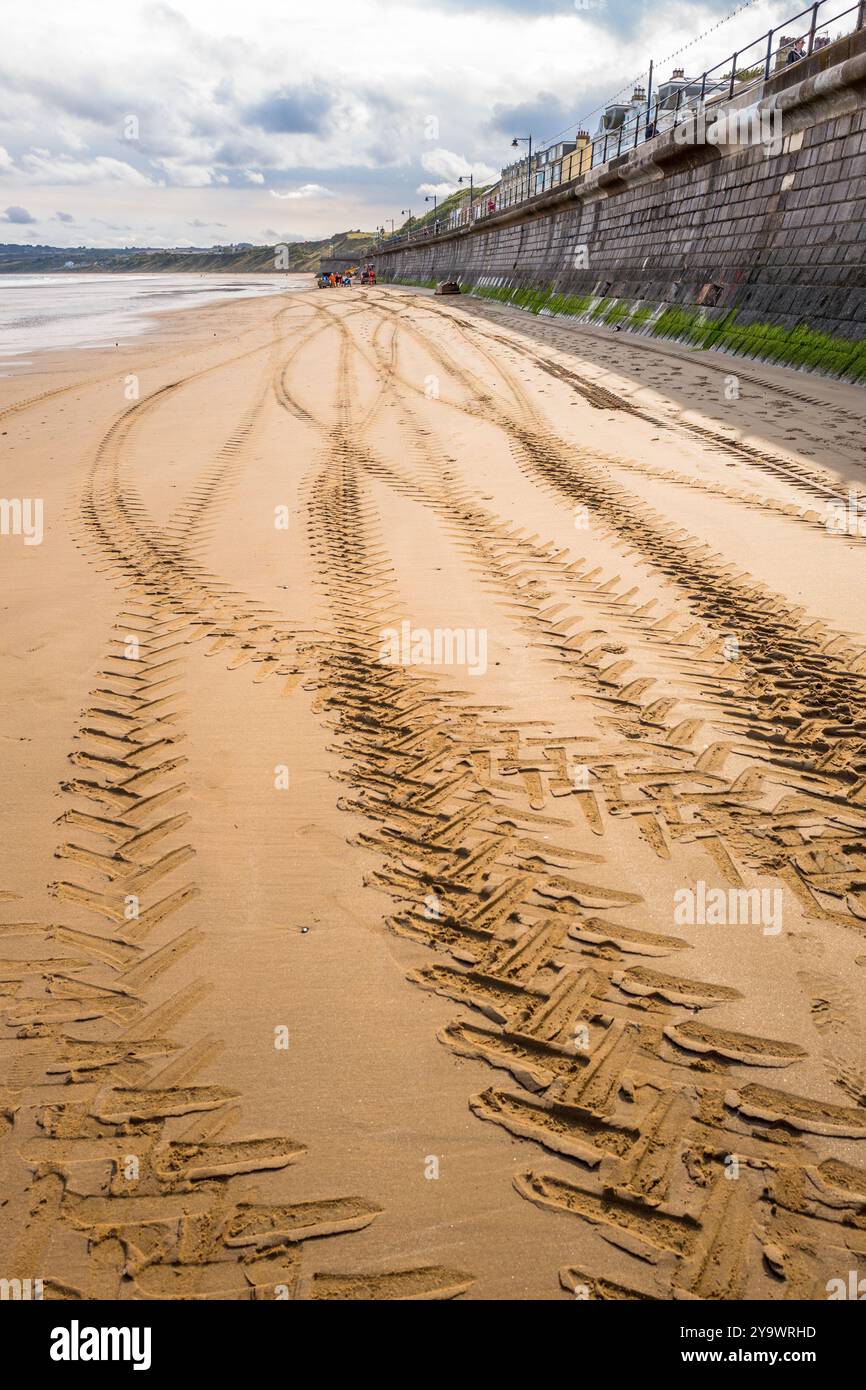 La plage de sable et la digue de la ville balnéaire de Filey, North Yorkshire, Angleterre, Royaume-Uni, à marée basse. Banque D'Images