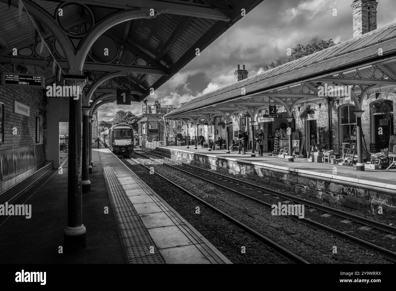 Train de voyageurs diesel-hydraulique TurboStar de classe 170 British Rail à unités multiples entrant dans la gare de Knaresborourg pour prendre des passagers. Banque D'Images
