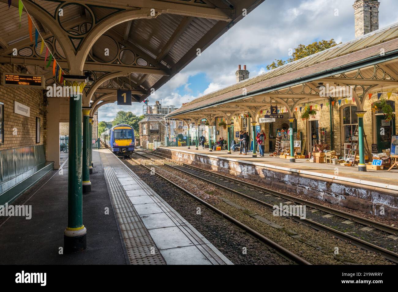 Train de voyageurs diesel-hydraulique TurboStar de classe 170 British Rail à unités multiples entrant dans la gare de Knaresborourg pour prendre des passagers. Banque D'Images