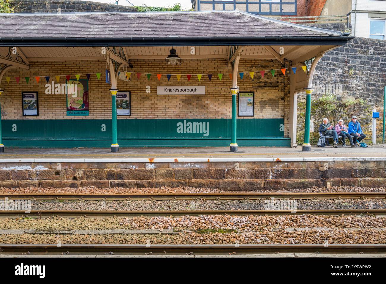 Adultes âgés attendant sur le quai de la gare de Knaresborough. Banque D'Images