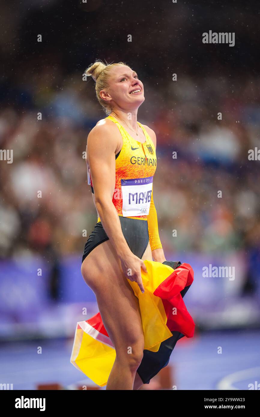 Lisa Mayer célébrant avec le drapeau de son pays dans le relais 4x100 mètres aux Jeux Olympiques de Paris 2024. Banque D'Images