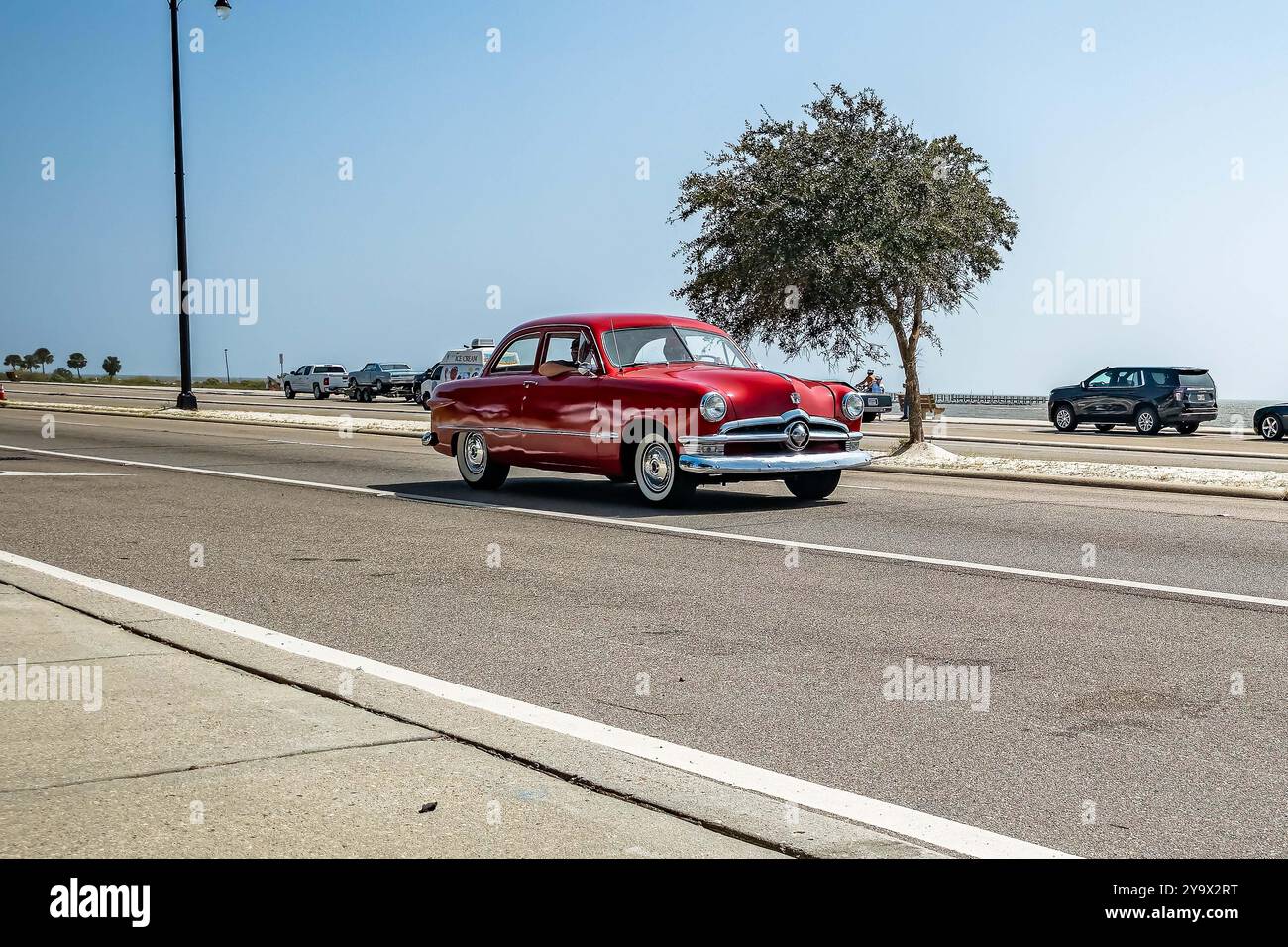 Gulfport, MS - 04 octobre 2023 : vue d'angle avant grand angle d'un Ford Custom Deluxe Club coupé 1950 lors d'un salon automobile local. Banque D'Images