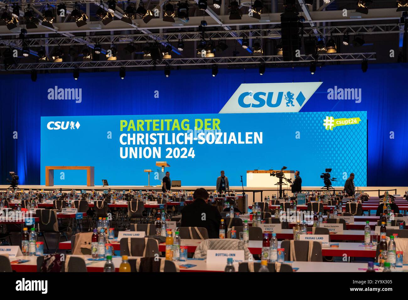 Augsbourg, Bavière, Allemagne - 11 octobre 2024 : Conférence du parti CSU (Union chrétienne-sociale de Bavière) à Augsbourg. Logo CSU sur la scène de la salle *** Parteitag der Partei CSU (Union Christlich-Soziale du Bayern) à Augsbourg. CSU logo auf der Bühne der Veranstaltungshalle Banque D'Images