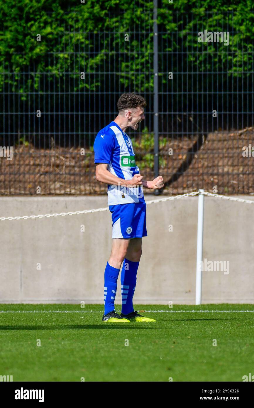 Landore, Swansea, pays de Galles. 14 septembre 2024. Harrison Bettoni de Wigan Athletic célèbre avoir marqué le deuxième but de son équipe lors du match de la Ligue de développement professionnel des moins de 18 ans entre Swansea City et Wigan Athletic au JOMA High performance Centre à Landore, Swansea, pays de Galles, Royaume-Uni le 14 septembre 2024. Crédit : Duncan Thomas/Majestic Media. Banque D'Images