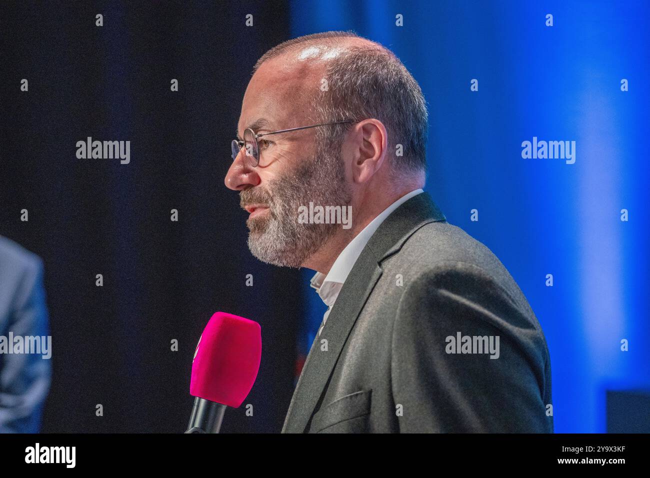 Augsbourg, Souabe, Bavière, Allemagne - 11 octobre 2024 : Conférence du parti CSU 2024 (Union chrétienne-sociale en Bavière) à Augsbourg. Le président du PPE Manfred Weber (CSU) donne une interview à la presse Sat1 au micro. *** Parteitag der CSU 2024 (Union Christlich-Soziale du Bayern) à Augsbourg. Vorsitzende Manfred Weber (CSU) GIBT interview an die presse von Sat1 am Mikrofon. Banque D'Images