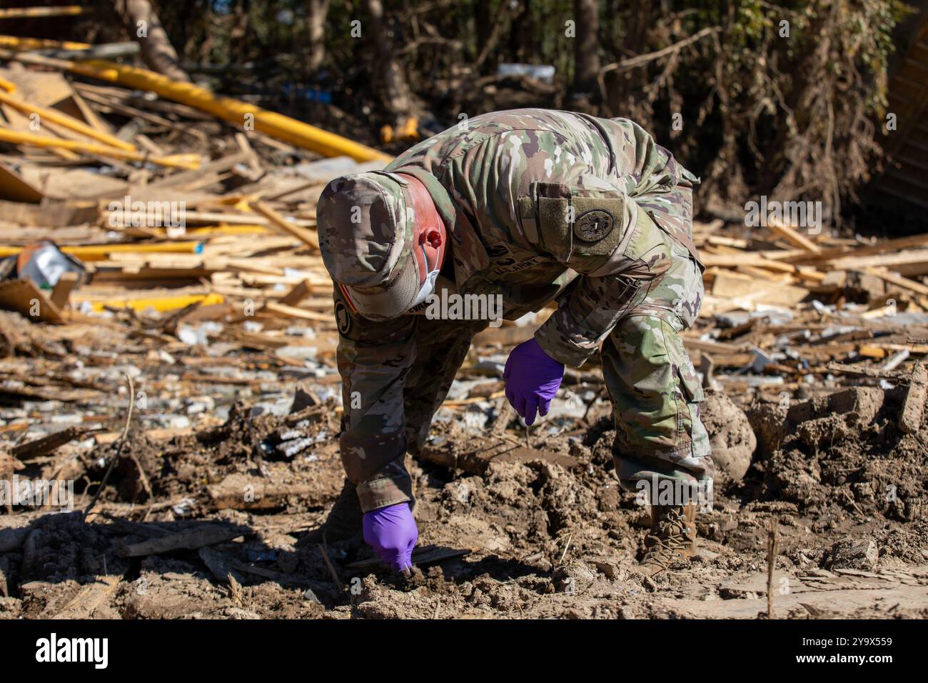 Erwin, États-Unis. 10 octobre 2024. Les soldats de l'armée américaine avec la 45e équipe de soutien civil, recueillent des échantillons de sol pour vérifier la contamination par les inondations survenues à la suite de l'ouragan Helene, le 10 octobre 2024 à Erwin, Tennessee. Crédit : Sgt. Everett Babbitt/US Army photo/Alamy Live News Banque D'Images