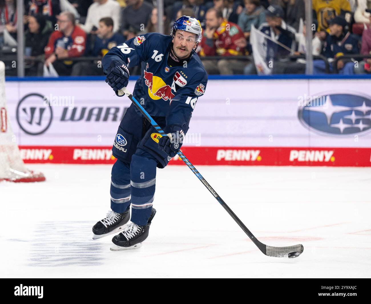 Konrad Abeltshauser (EHC Red Bull Muenchen, #16) GER, EHC Red Bull Muenchen gegen Duesseldorfer EG, Eishockey, DEL, 8. Spieltag, saison 2024/2025, 11.10.2024. Foto : Eibner-Pressefoto/Heike Feiner Banque D'Images