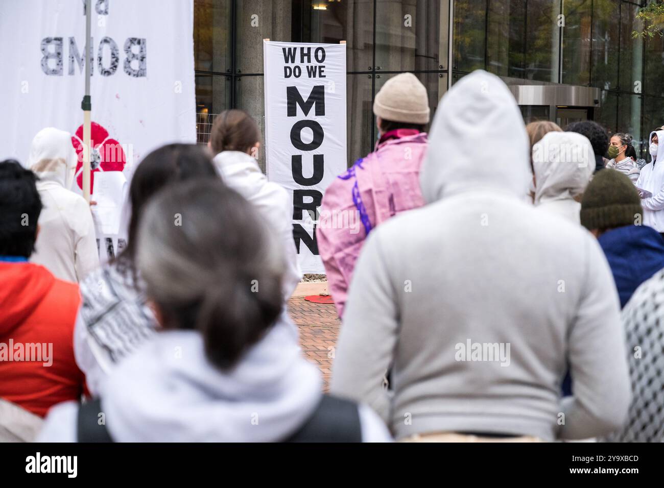 Seattle, États-Unis. 11 octobre 2024. Les activistes de la voix juive pour la paix se rassemblent habillés de blanc au bâtiment fédéral du centre-ville pour le rituel pré-Yom Kippour et le rassemblement pour la Palestine. James Anderson/Alamy Live News Banque D'Images