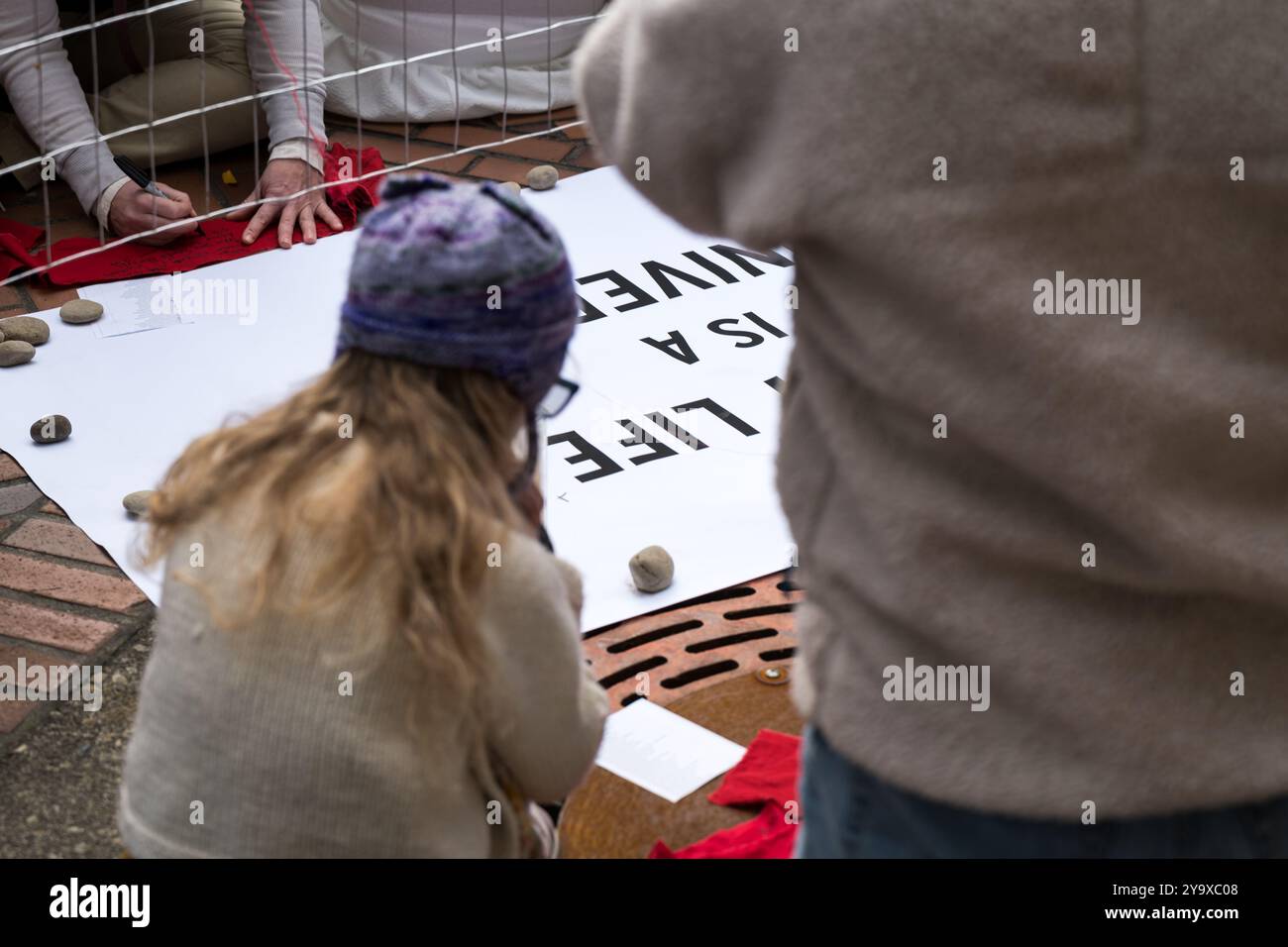 Seattle, États-Unis. 11 octobre 2024. Les activistes de la voix juive pour la paix se rassemblent habillés de blanc au bâtiment fédéral du centre-ville pour le rituel pré-Yom Kippour et le rassemblement pour la Palestine. James Anderson/Alamy Live News Banque D'Images