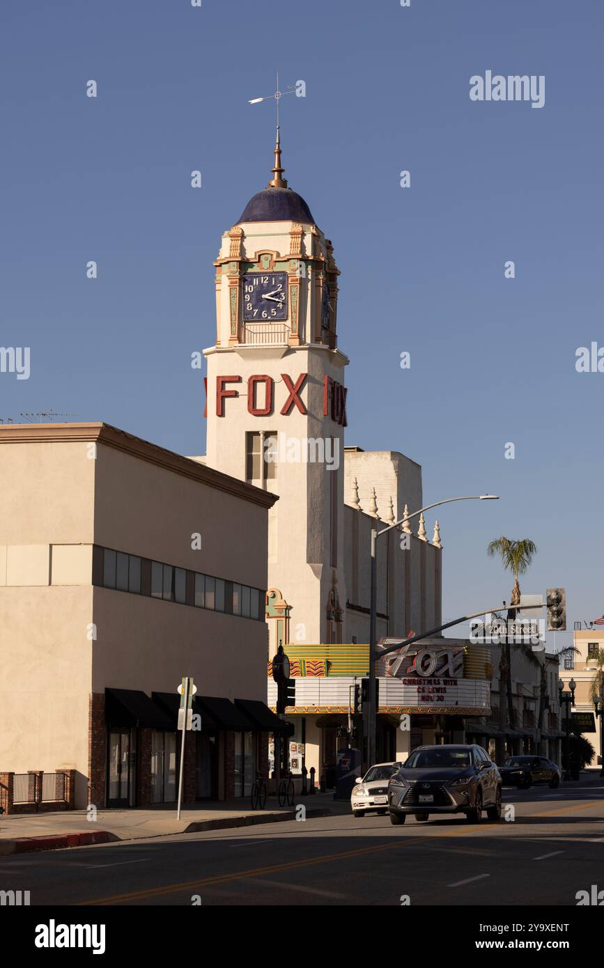 Bakersfield, Californie, États-Unis - 24 novembre 2023 : le soleil de l'après-midi brille sur le noyau urbain historique du centre-ville de Bakersfield. Banque D'Images