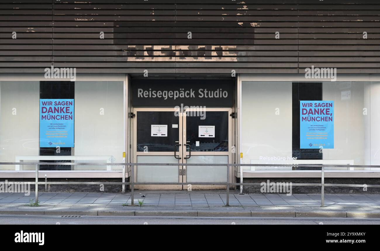 Geschlossener Eingang Karstadt-Warenhaus, aufgénommen in Muenchen, Bayern, AM 8. Maerz 2024. *** Entrée fermée Karstadt grand magasin, photographié à Munich, Bavière, le 8 mars 2024 Banque D'Images