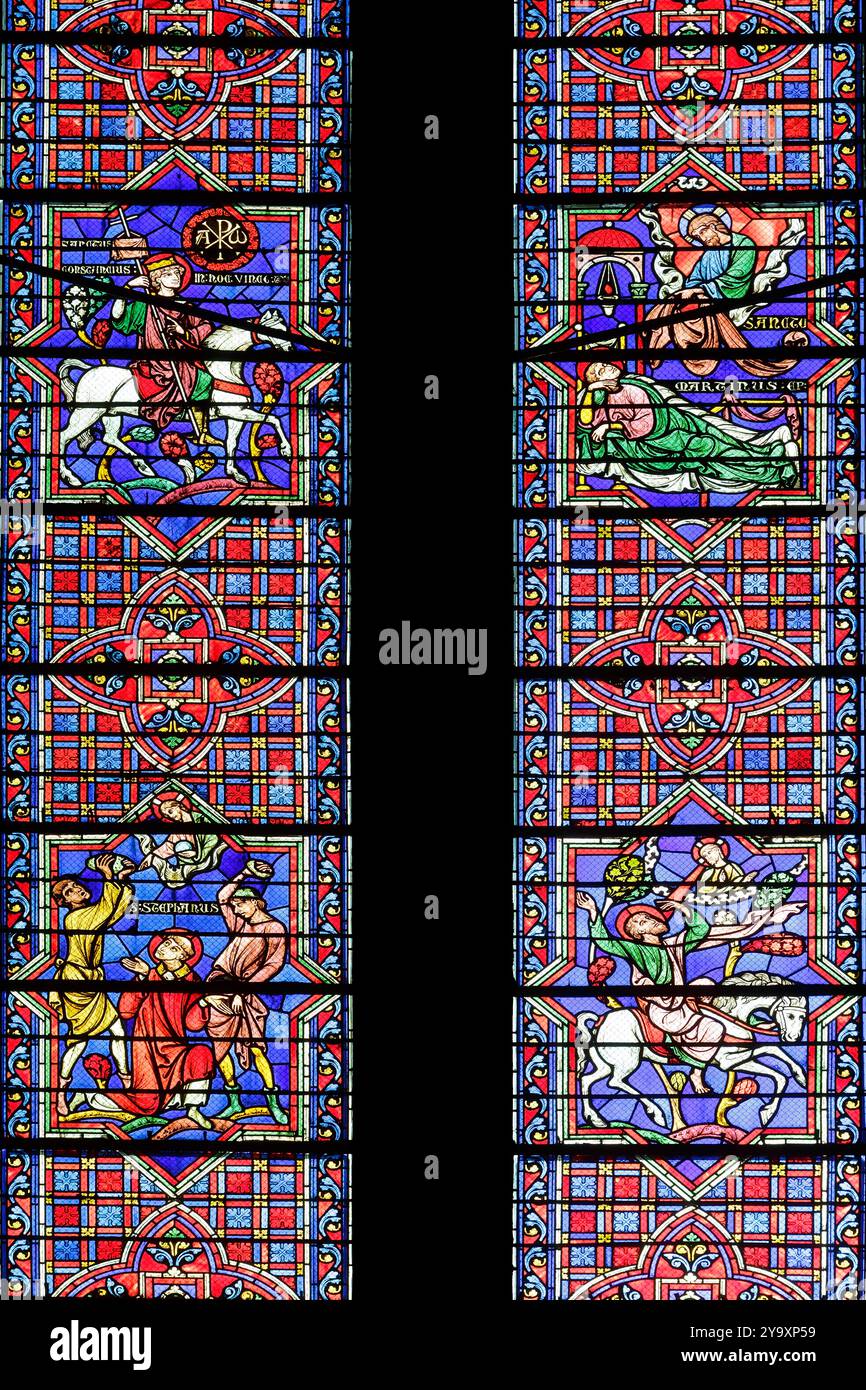 France, Meurthe et Moselle, Toul, Cathédrale Saint Etienne construite entre le XIIIe et le XVIe siècles dans un style gothique flamboyant, détail des vitraux du côté droit du chœur réalisé en 1863 par Casimir de Balthazar de Gacheo représentant des épisodes de la vie de l'Eglise, en bas à gauche, la lapidation de Saint Etienne, en bas à droite, la conversion de Saint Paul sur le chemin de Damas, en haut à gauche, la vision de Constantin, Saint Martin partage sa cape avec un pauvre Banque D'Images