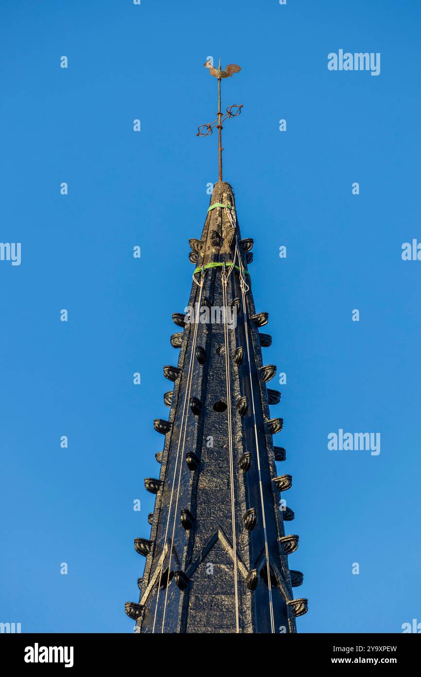 France, Charente-maritime, Ile-de-Ré, Ars-en-Ré, labellisée les plus Beaux villages de France, église Saint-Étienne du XVe siècle, flèche à crochet peinte en noir et blanc, sert de point de référence pour les marins (navigation) Banque D'Images