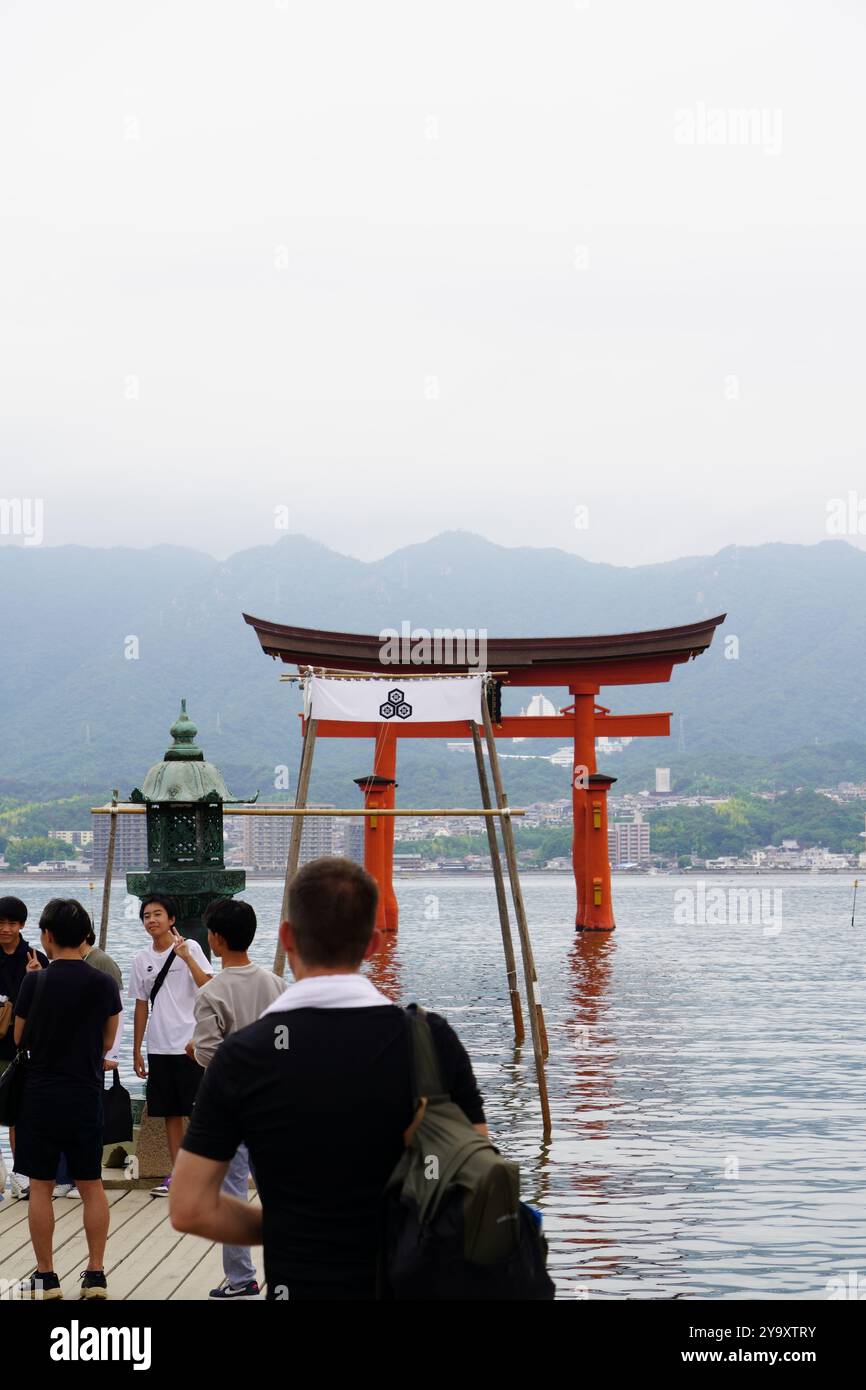 Itsukushima est une île située dans la partie occidentale de la mer intérieure du Japon, au nord-ouest de la baie d'Hiroshima. Il est populairement connu sous le nom de Miyajima Banque D'Images