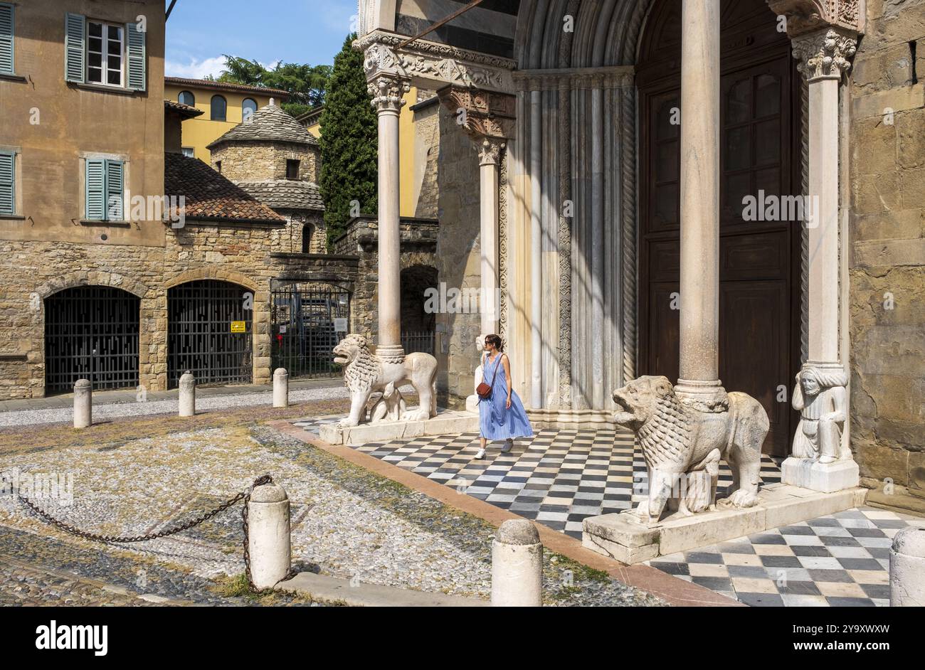 Italie, Lombardie, Bergame, église Santa Maria Maggiore, arc de lion blanc Banque D'Images