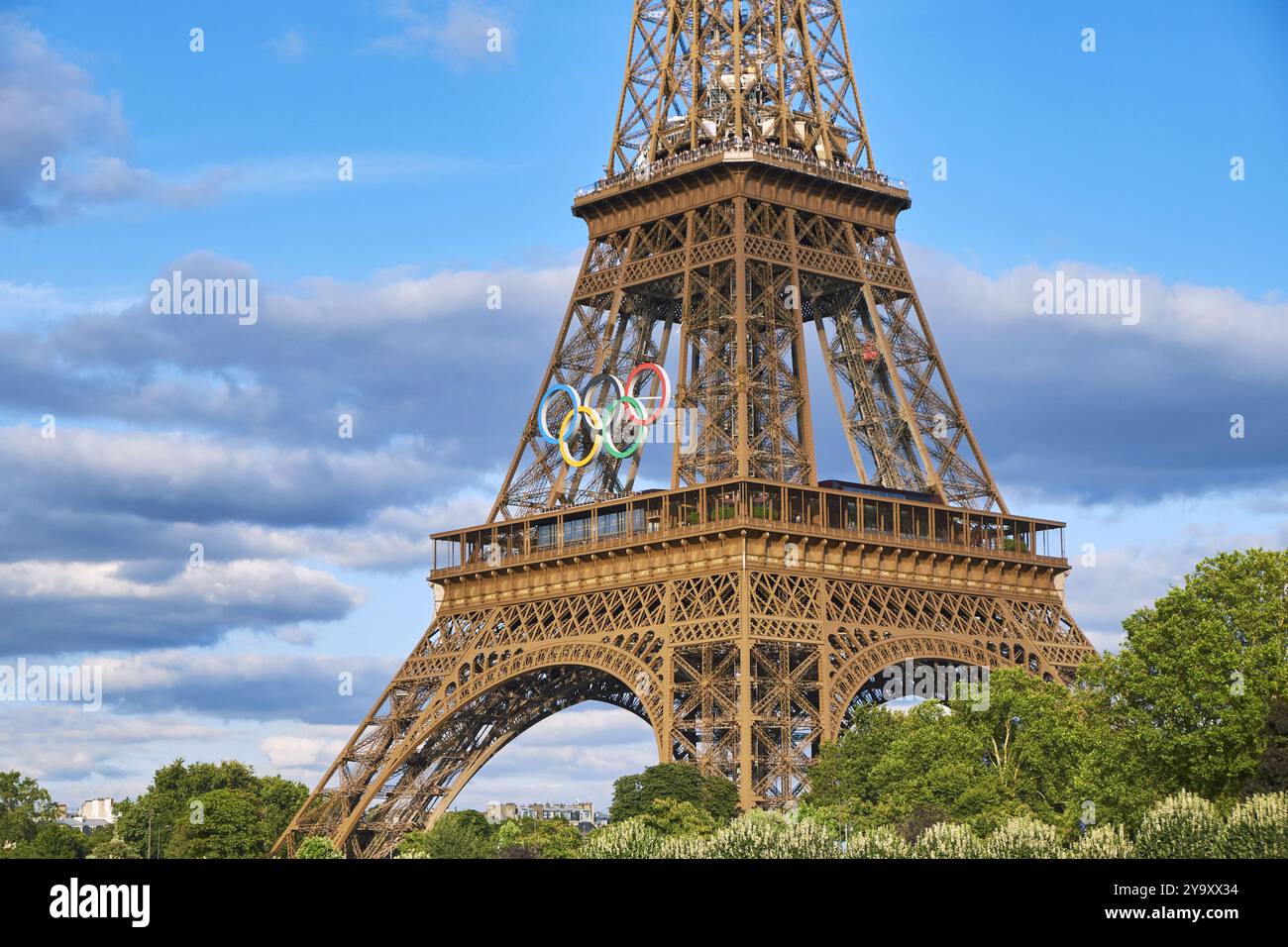 France, Paris, zone classée au Patrimoine mondial de l'UNESCO, la Tour Eiffel abrite les anneaux olympiques installés le 7 juin 2024 Banque D'Images