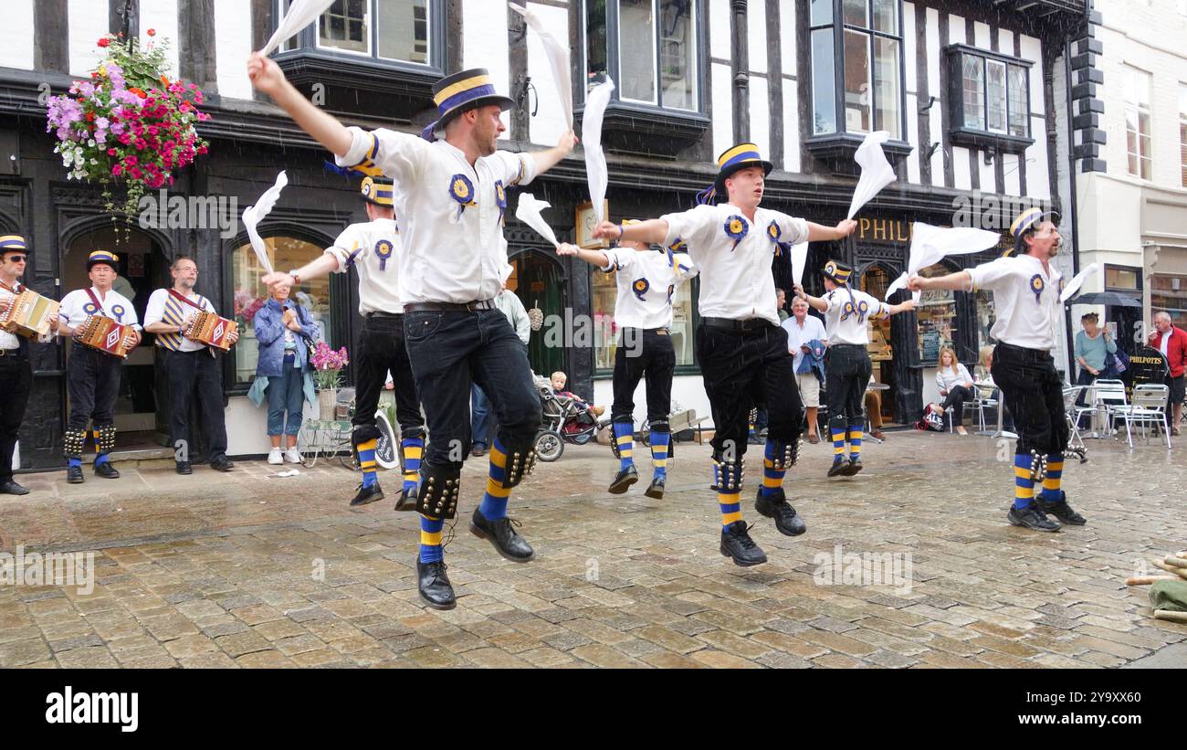 Morris Dancing, danse traditionnelle des îles britanniques impliquant des bâtons, des mouchoirs et des cloches Banque D'Images