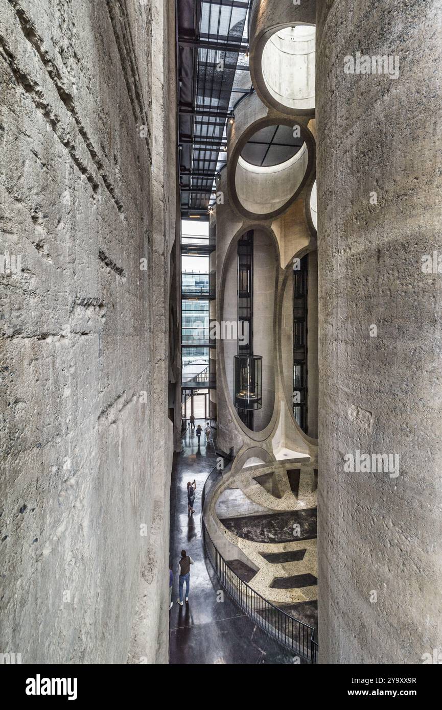 Afrique du Sud, Western Cape, Cape Town, Victoria & Alfred Waterfront, Zeitz Museum of Contemporary African Art (Zeitz Mocaa), dont l’architecture spectaculaire reflète la réhabilitation d’anciens silos à grains, œuvre de l’architecte londonien Thomas Heatherwick Banque D'Images