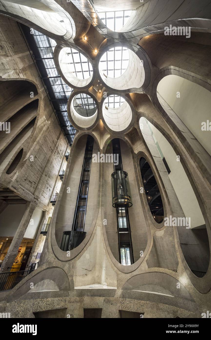 Afrique du Sud, Western Cape, Cape Town, Victoria & Alfred Waterfront, Zeitz Museum of Contemporary African Art (Zeitz Mocaa), dont l’architecture spectaculaire reflète la réhabilitation d’anciens silos à grains, œuvre de l’architecte londonien Thomas Heatherwick Banque D'Images