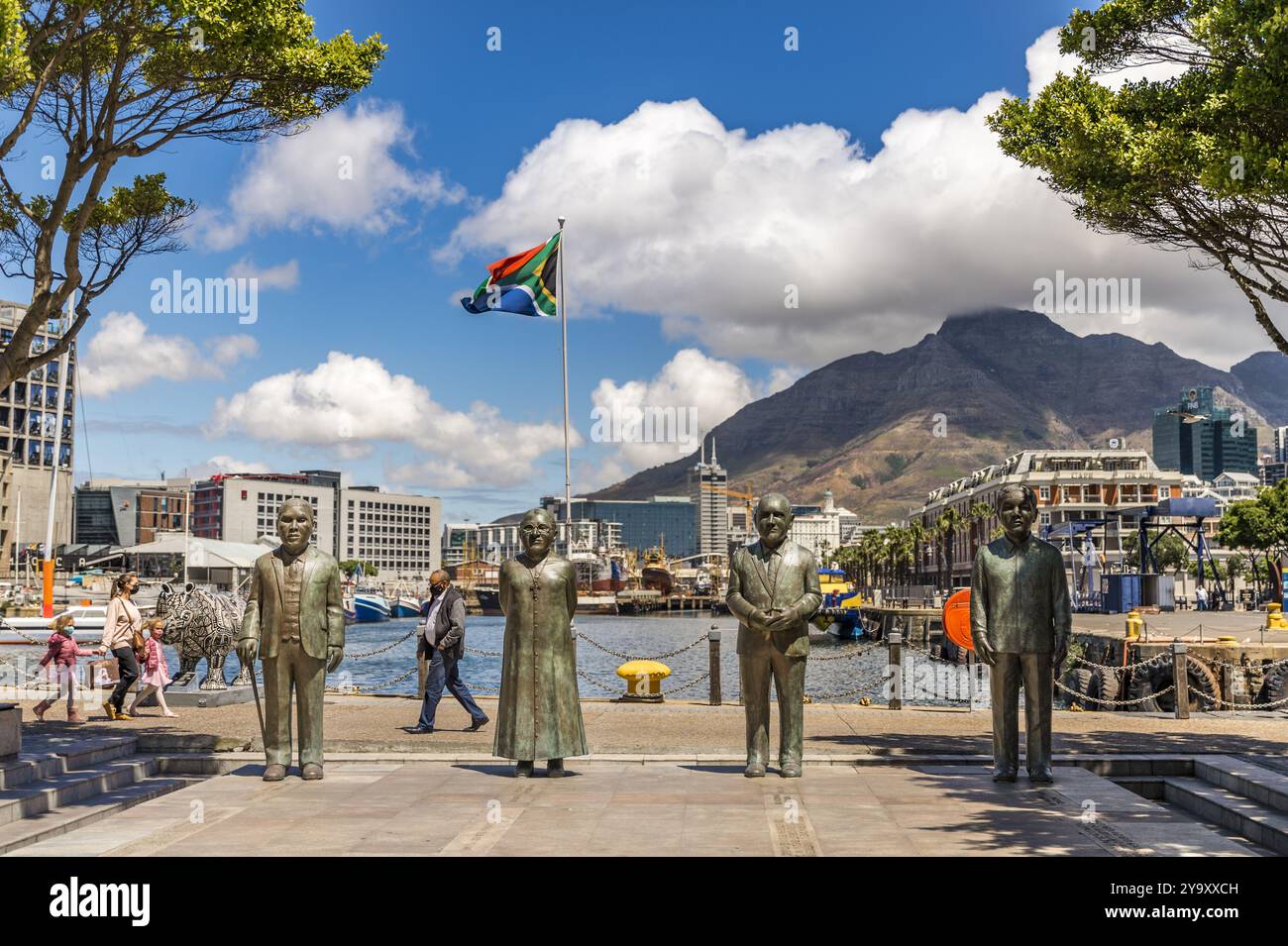 Afrique du Sud, Western Cape, Cape Town, Victoria & Alfred Waterfront, sculptures des quatre lauréats du Prix Nobel de la paix, Nelson MANDELA (1993), F. W. de KLERK (1993), Desmond TUTU (1984) et Albert LUTHULI (1960) Banque D'Images