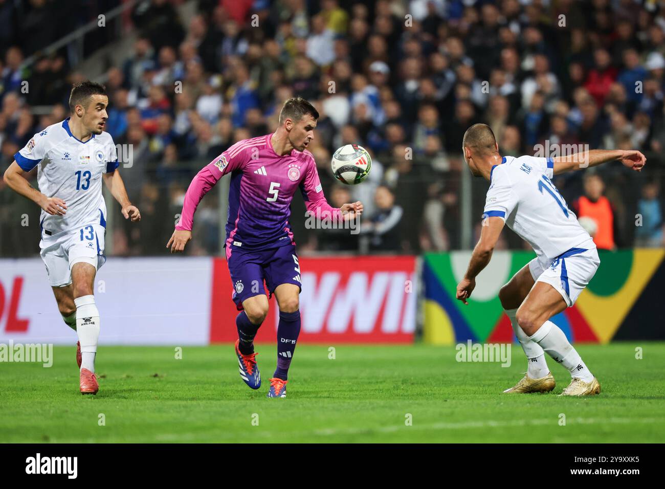 Zenica, Bosnie-Herzégovine. 11 octobre 2024. Football, Ligue des Nations A, Bosnie-Herzégovine - Allemagne, phase de groupes, Groupe 3, journée 3, Stadion Bilino Polje, l'Allemand Pascal Groß (M) se bat pour le ballon contre Nikola Katic (R) et Ivan Basic. Crédit : Christian Charisius/dpa/Alamy Live News Banque D'Images