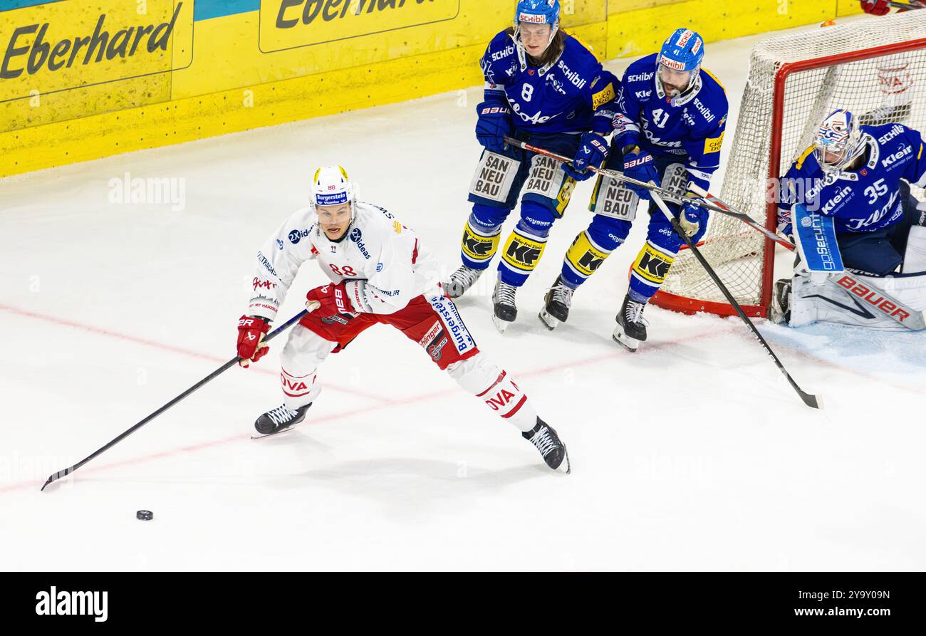 Kloten, Suisse, 11 octobre 2024 : #88 Malte Strömwall (Rapperswil) obtient le palet. Cependant, il est surveillé par les deux défenseurs #8 Sami Niku et #41 Leandro Profico, ainsi que le gardien #35 Ludovic Waeber (tous Kloten). (Photo de Andreas Haas/dieBildmanufaktur) crédit : dieBildmanufaktur/Alamy Live News Banque D'Images