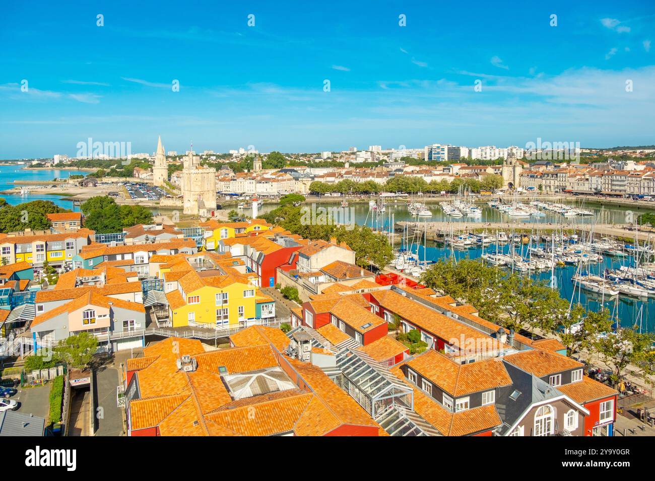 France, Charente maritime, la Rochelle, le centre vue générale depuis la Grande roue, Tour de la chaîne et Tour Saint Nicolas Banque D'Images