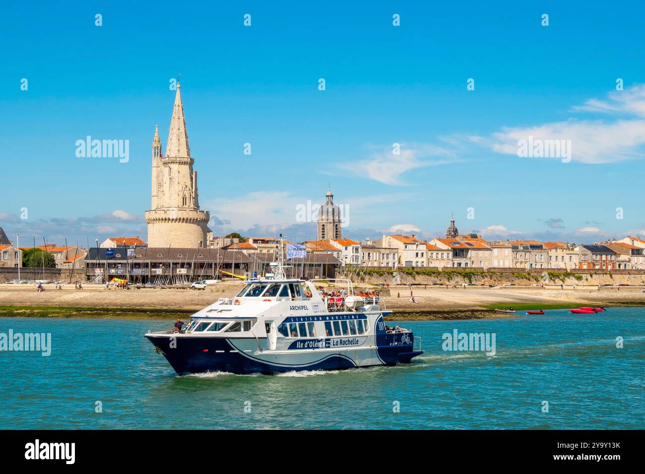 France, Charente maritime, la Rochelle, navette maritime à l'entrée du Vieux Port et de la Tour des Lanternes Banque D'Images