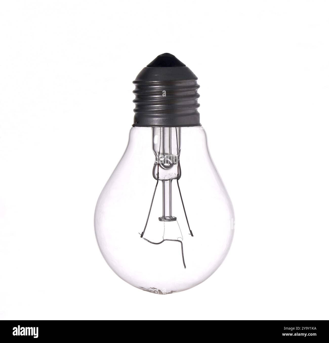 Gros plan d'une lampe à incandescence avec une spirale grillée sur fond blanc. Banque D'Images