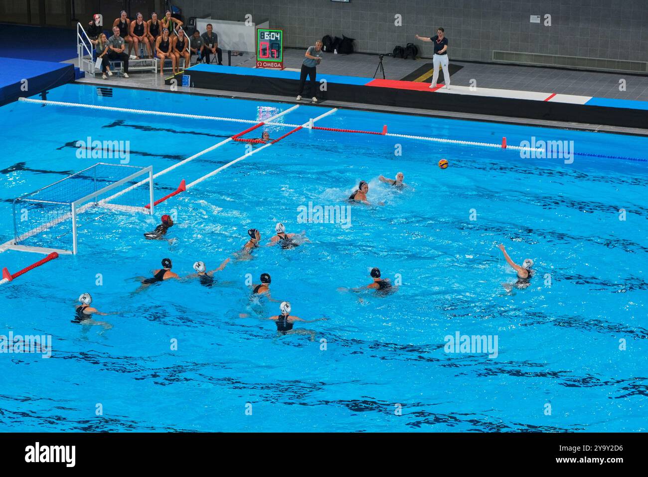 France, Seine Saint Denis, Saint Denis, quartier de la Plaine Saint Denis, Centre aquatique Olympique qui accueille des événements sportifs dans le cadre des Jeux Olympiques d'été 2024 : plongée, water polo et natation artistique. Ici lors de l'inauguration en format Water Polo lors du match de l'équipe féminine de France contre les Etats-Unis Banque D'Images