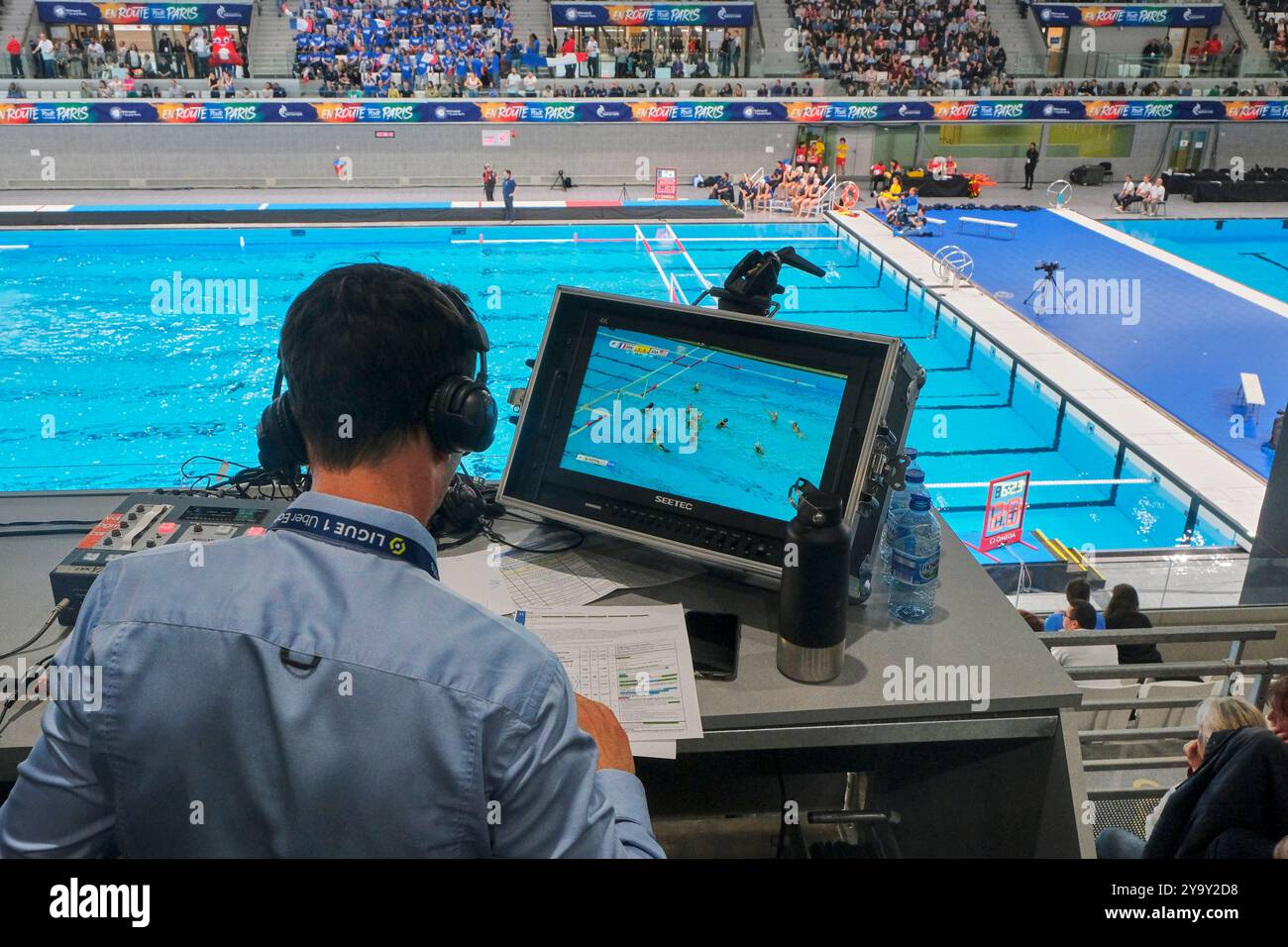 France, Seine Saint Denis, Saint Denis, quartier de la Plaine Saint Denis, Centre aquatique Olympique qui accueille des événements sportifs dans le cadre des Jeux Olympiques d'été 2024 : plongée, water polo et natation artistique. Ici lors de l'inauguration en format Water Polo lors du match de l'équipe féminine de France contre les Etats-Unis, les Phryges, journalistes sportifs Banque D'Images