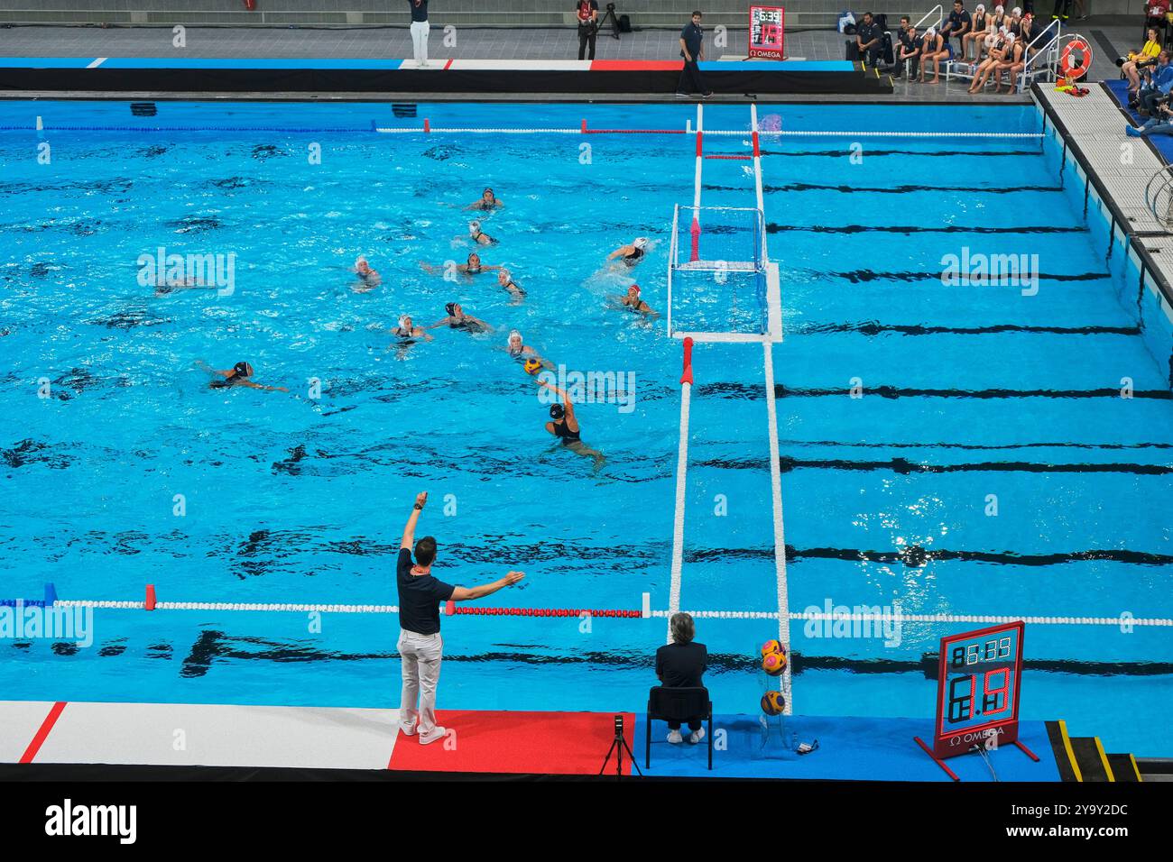France, Seine Saint Denis, Saint Denis, quartier de la Plaine Saint Denis, Centre aquatique Olympique qui accueille des événements sportifs dans le cadre des Jeux Olympiques d'été 2024 : plongée, water polo et natation artistique. Ici lors de l'inauguration en format Water Polo lors du match de l'équipe féminine de France contre les Etats-Unis Banque D'Images