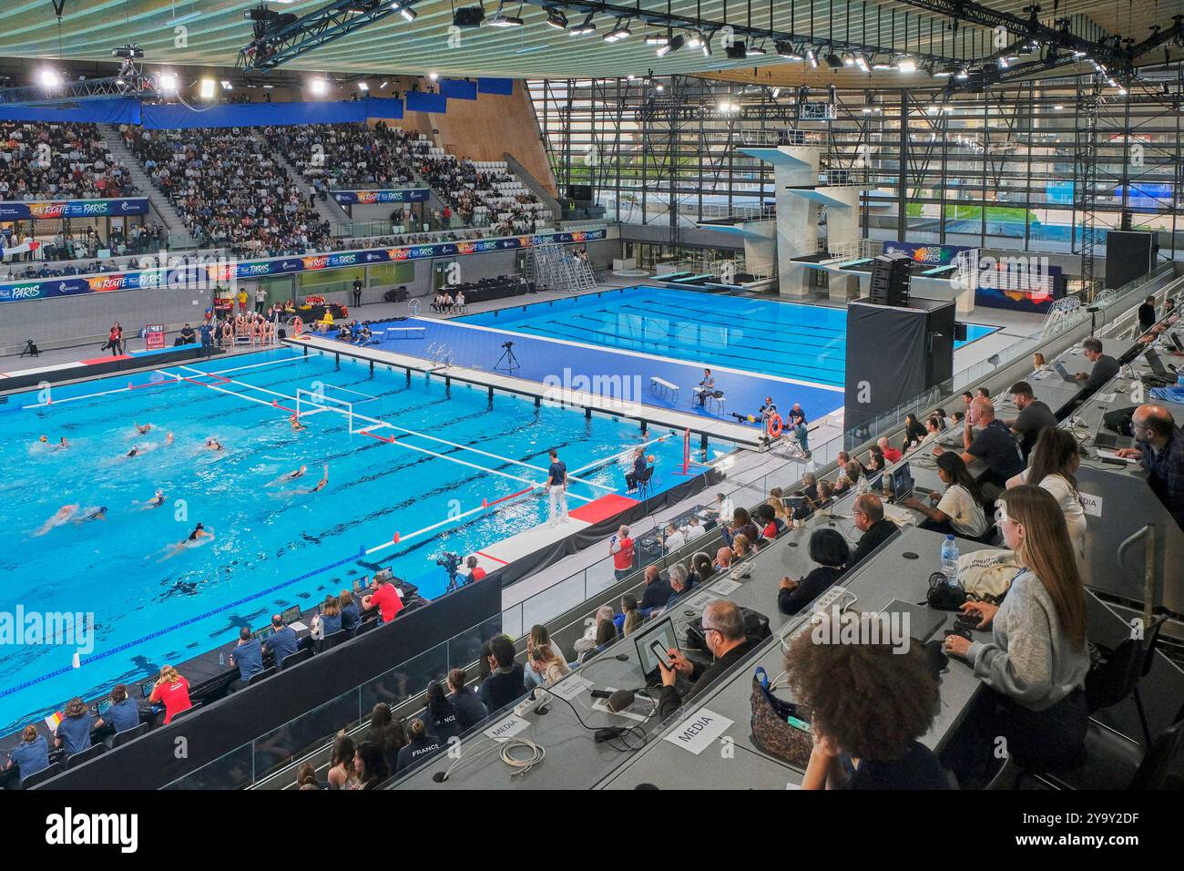 France, Seine Saint Denis, Saint Denis, quartier de la Plaine Saint Denis, Centre aquatique Olympique qui accueille des événements sportifs dans le cadre des Jeux Olympiques d'été 2024 : plongée, water polo et natation artistique. Ici lors de l'inauguration en format Water Polo lors du match de l'équipe féminine de France contre les Etats-Unis, les Phryges, journalistes sportifs Banque D'Images