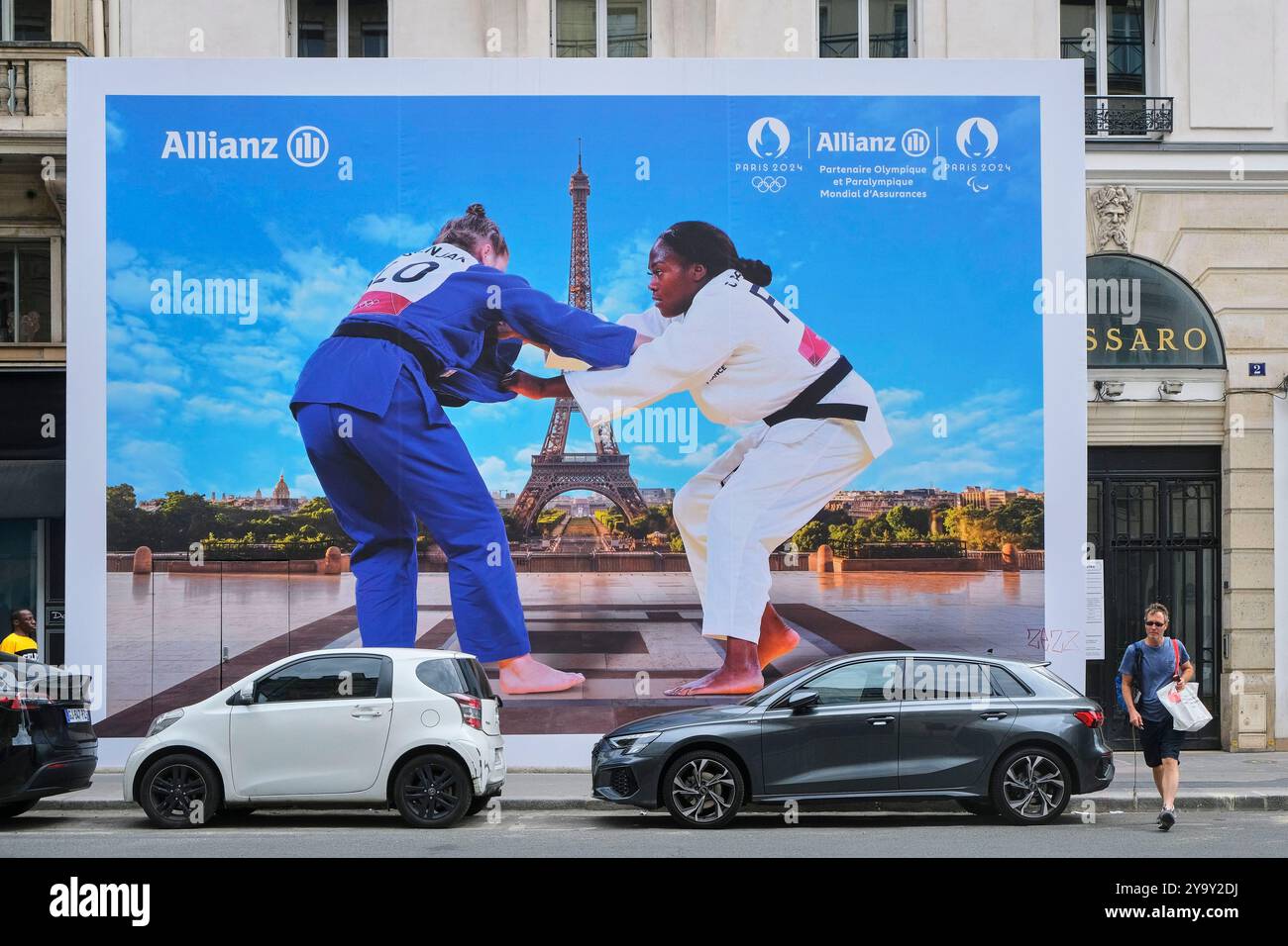 France, Paris, rue de la paix, affiche publicitaire pour le groupe Alliance, partenaires des Jeux Olympiques de Paris 2024 Banque D'Images