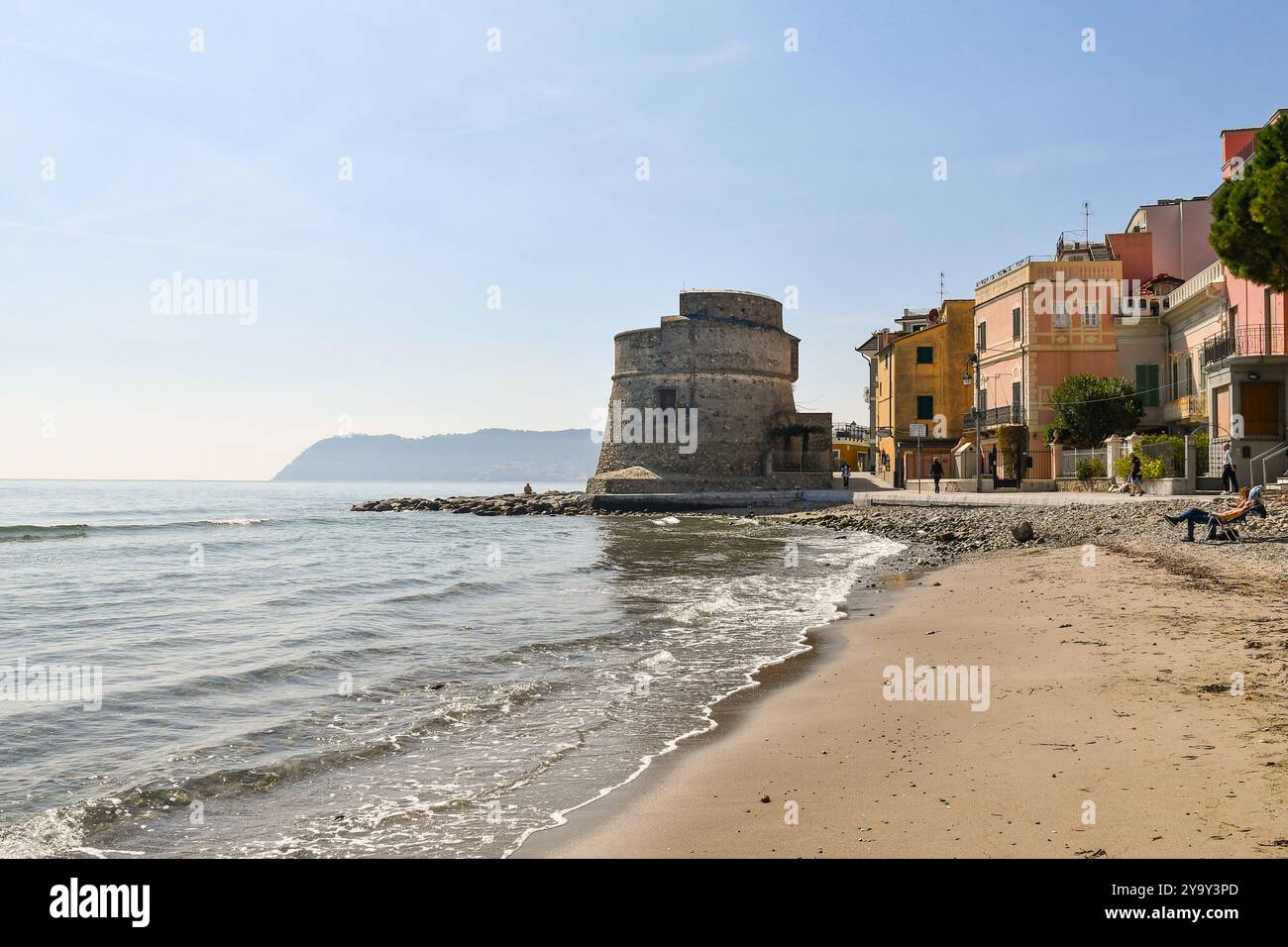 La Tour Saracen, ancien bastion défensif construit au 16ème siècle sur le bord de mer, avec le Capo Mele en arrière-plan, Alassio, Ligurie, Italie Banque D'Images