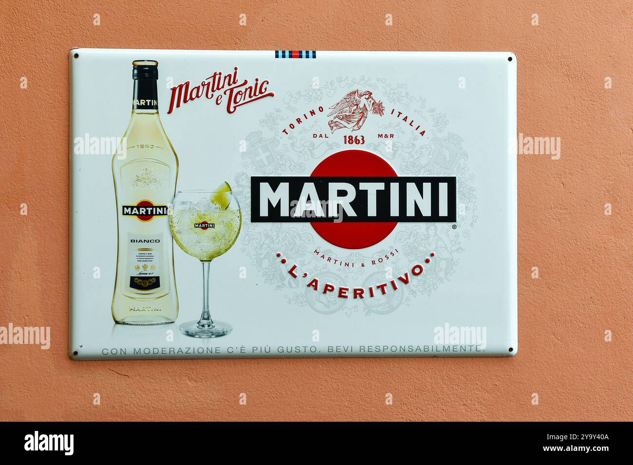 Panneau publicitaire vintage de la boisson apéritive Martini sur un mur, Italie Banque D'Images