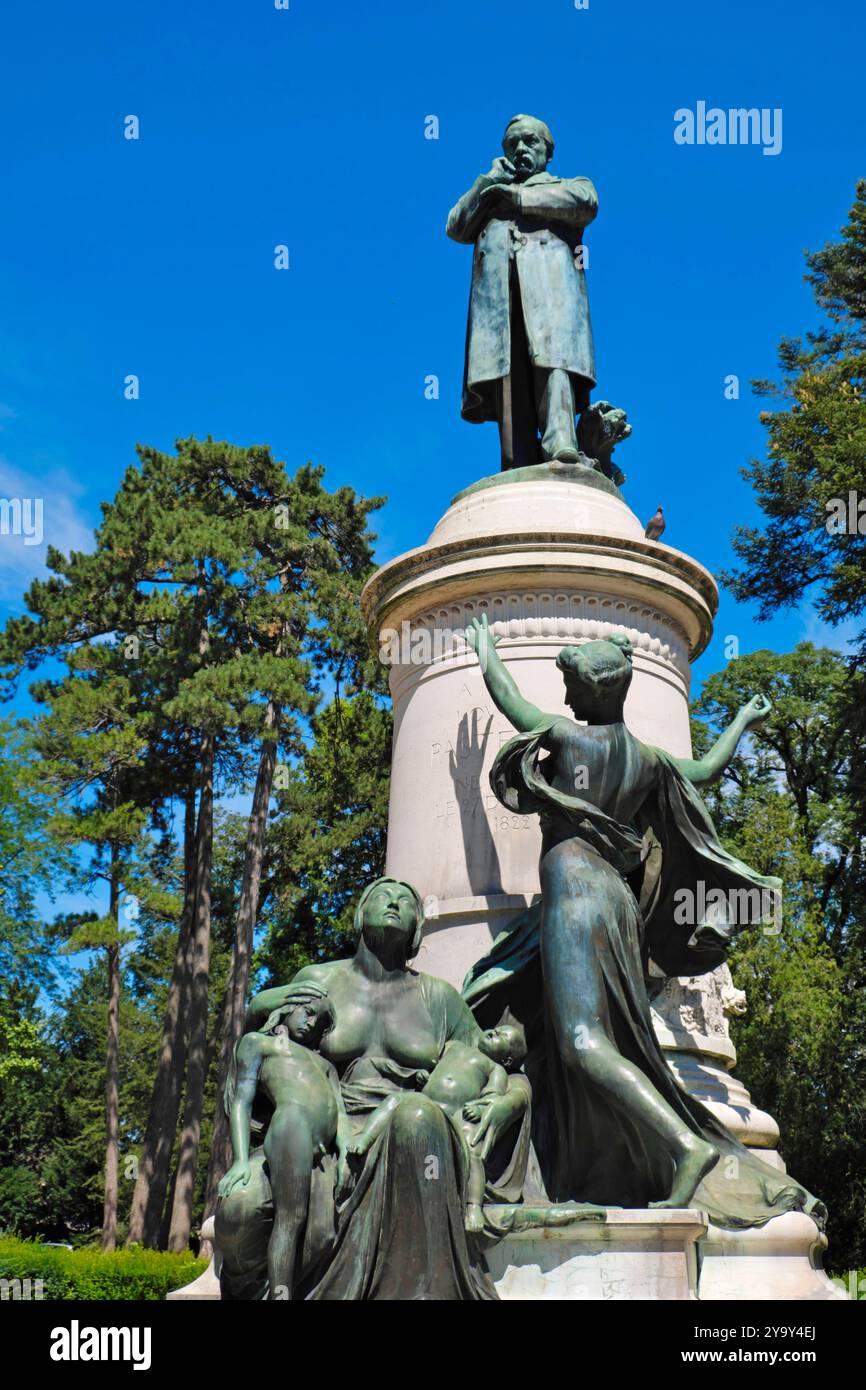 France, Jura, Dole, place Grevy, cours Saint Mauris, jardin, monument Louis Pasteur, hommage de sa ville natale Banque D'Images