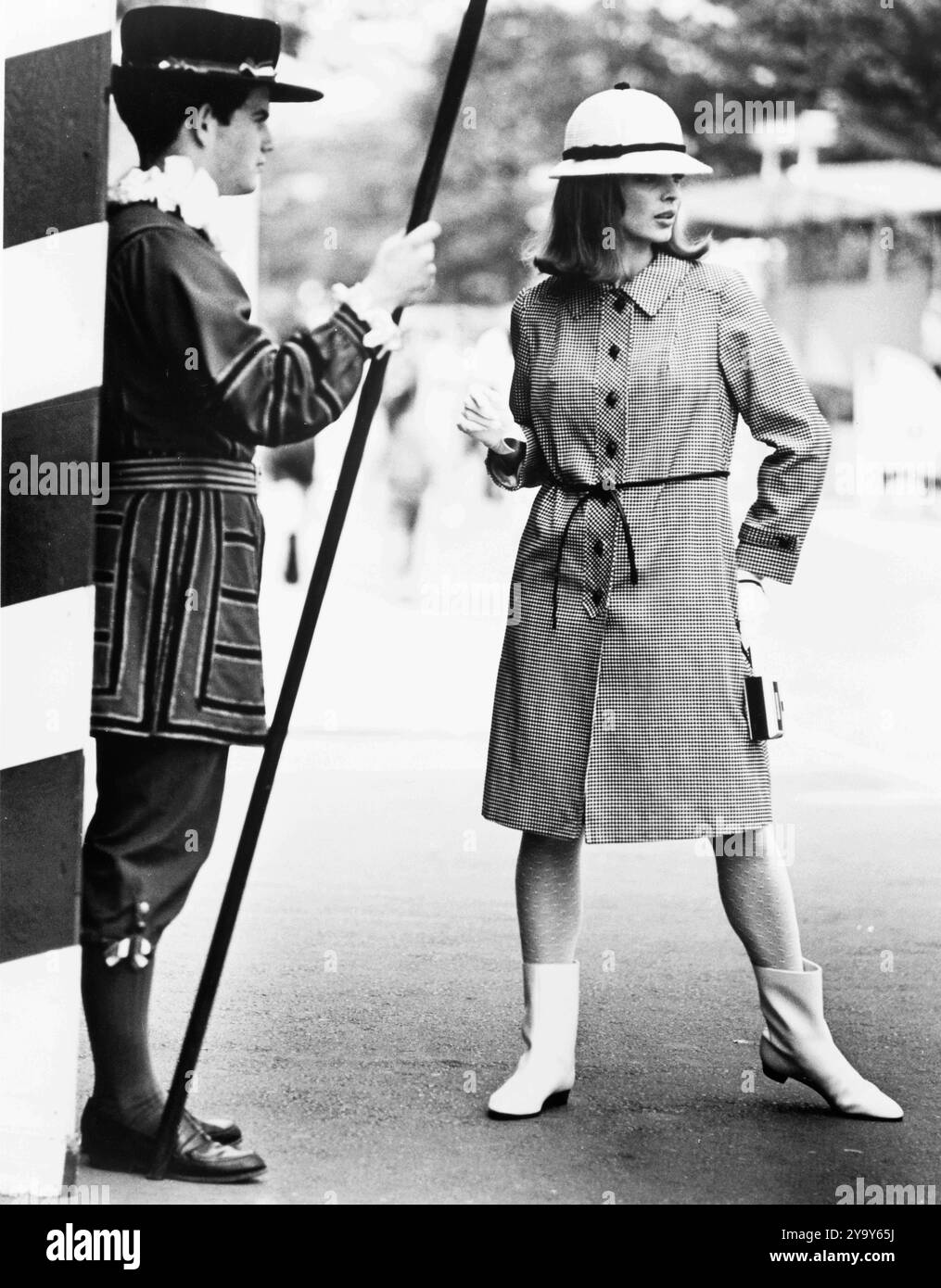 1er janvier 1965 : Londres, Angleterre, Royaume-Uni (lieu exact et date inconnus). Le look total de la tête aux pieds complète le tableau de mode de l'automne. Le manteau de pluie ou brillant de PRL, coupé dans le velours côtelé noir et blanc à motif pied-de-poule de Cone, se démarque avec des bottes de style Courregss, des bas texturés et un chapeau à bord rigide. Le manteau se ferme avec une patte boutonnée sur le devant et la légère forme d'une ceinture en cuir line-thorn. Les bottes sont de B.F. Goodrich (crédit image : © Keystone Press Agency/ZUMA Press Wire) USAGE ÉDITORIAL SEULEMENT! Non destiné à UN USAGE commercial ! Banque D'Images