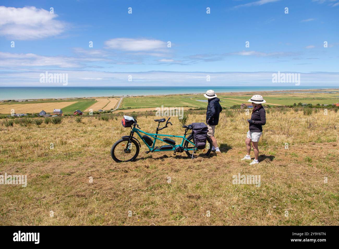 France, somme, Cayeux-sur-mer, route de Vélomaritime (EV4), cyclistes entre Ault et Cayeux sur mer, point de vue sur le Hable d’Ault Banque D'Images