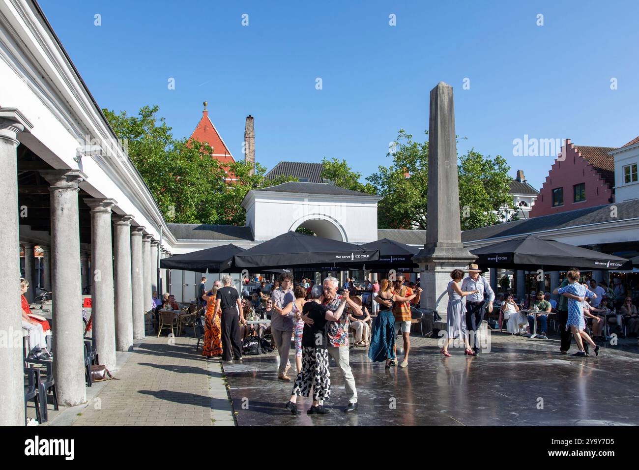 Belgique, Flandre occidentale, Bruges, centre historique classé au patrimoine mondial de l'UNESCO, tango sur la place du marché aux poissons (Vismarkt) Banque D'Images